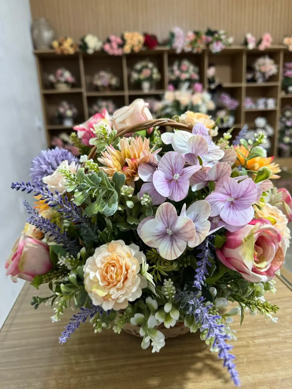Canasta de hortensias, lavanda y rosas