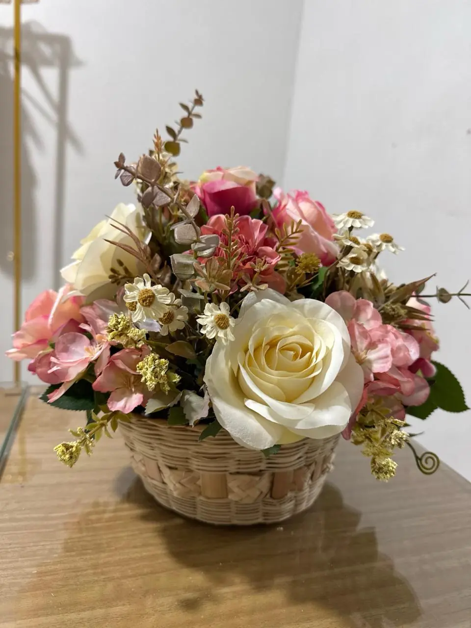 Canasta de rosas crema y rosa