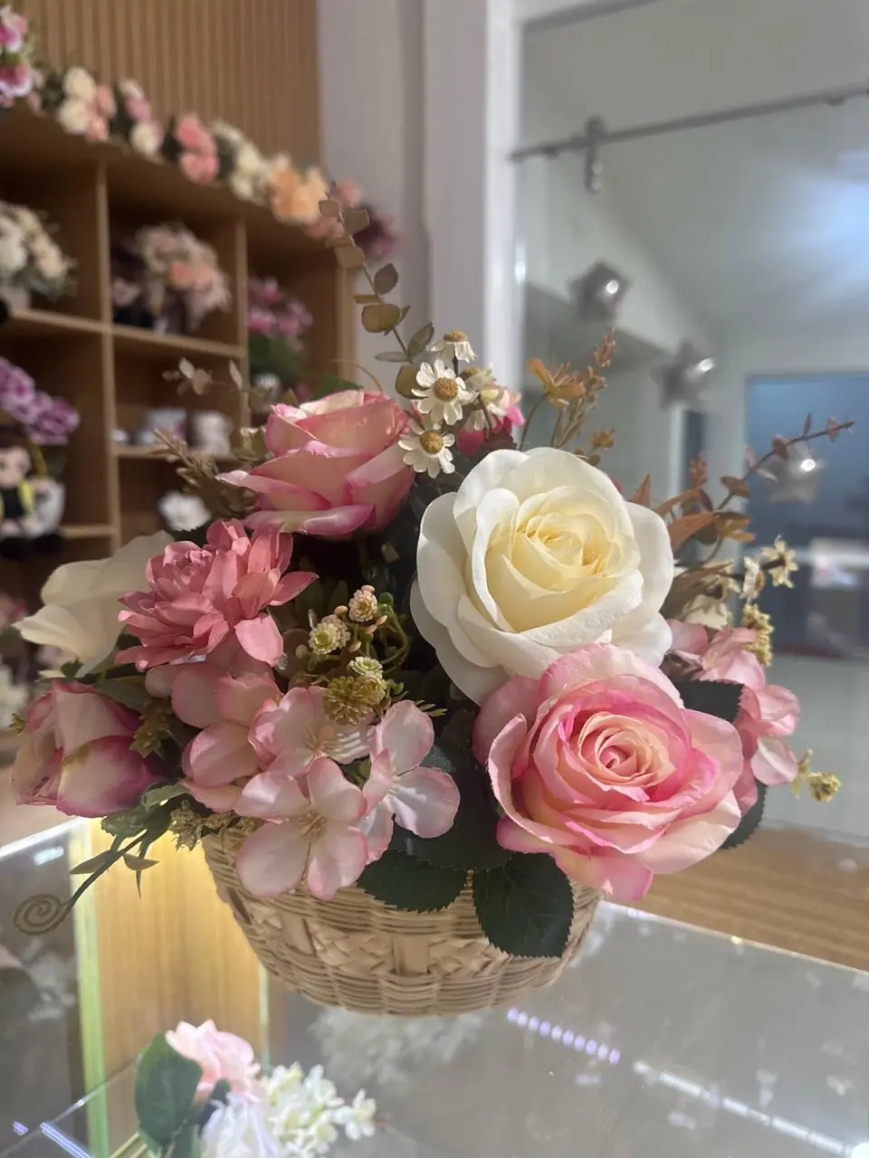 Arreglo floral rosa y blanco en exhibición